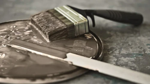 paint-brush-16×9 Malerpensel på låg fra malerbøtte