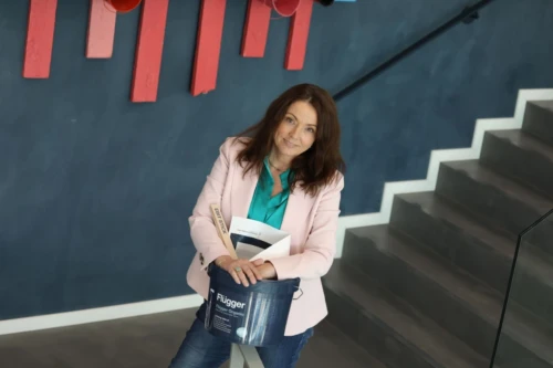 Flügger Senior Vice President Marlene von Essen-Müller med sin Bucket of Tools